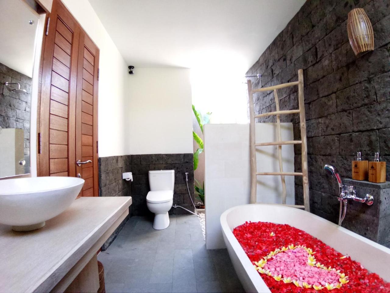 Three Gold Luxury Private Villas Ubud  Exterior photo